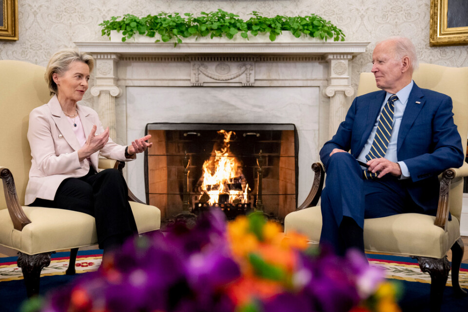 EU-kommissionens ordförande och USA:s president Joe Biden i Ovala rummet i Vita huset på fredagen.