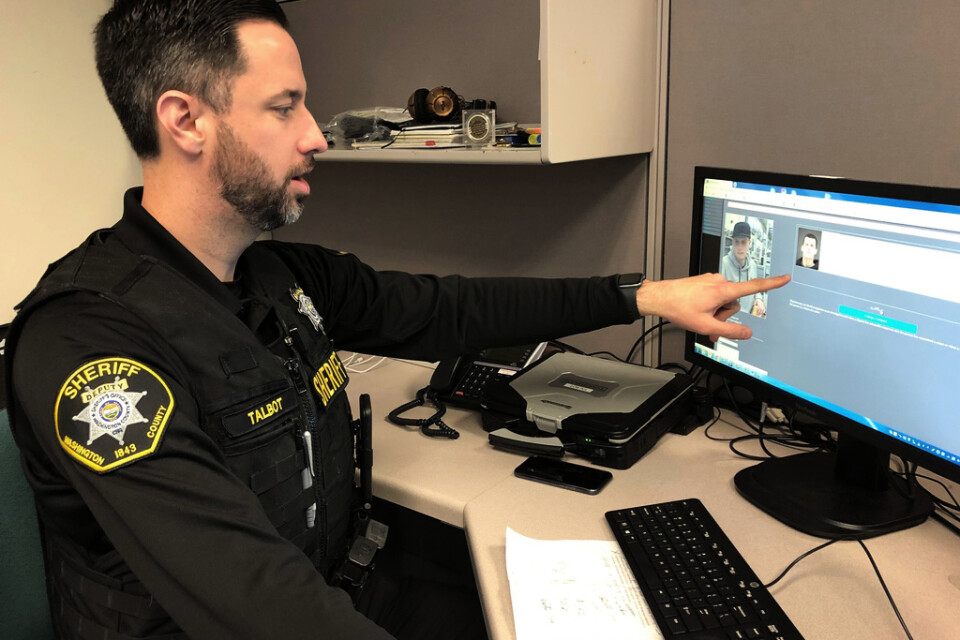 En polis i Hillsboro i delstaten Oregon i USA visar hur man använt ansiktsigenkänningsteknik för att identifiera en man som fångats på övervakningskamera genom att matcha hans ansikte mot bilder i polisens arkiv. Arkivbild från 2019.