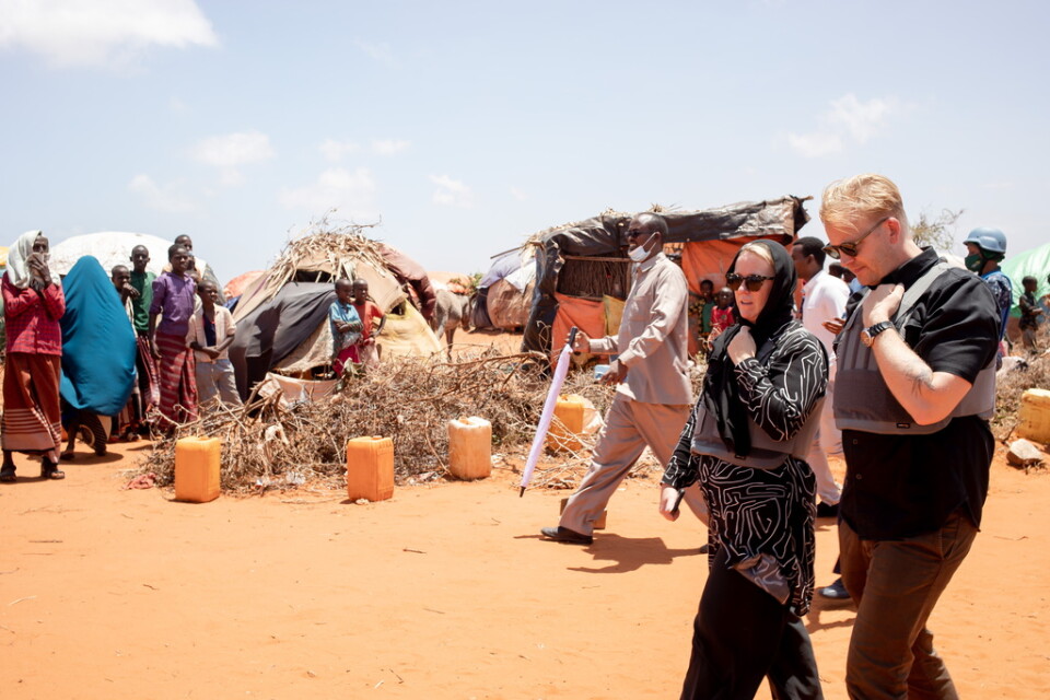 Jakob Wernerman, chef för humanitärt bistånd på svenska Sida, (längst till höger) visas runt i lägret nära Kismayo.
