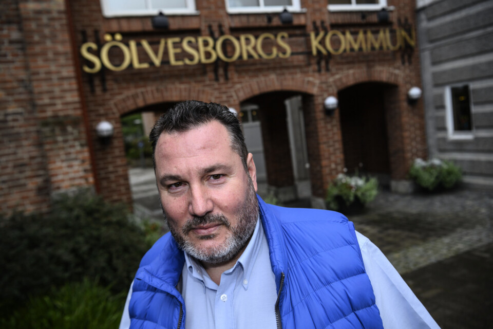 Lokalpolitikern Robert Manea (KD) har medverkat till Samstyrets handlingsprogram. Här utanför stadshuset i Sölvesborg.
