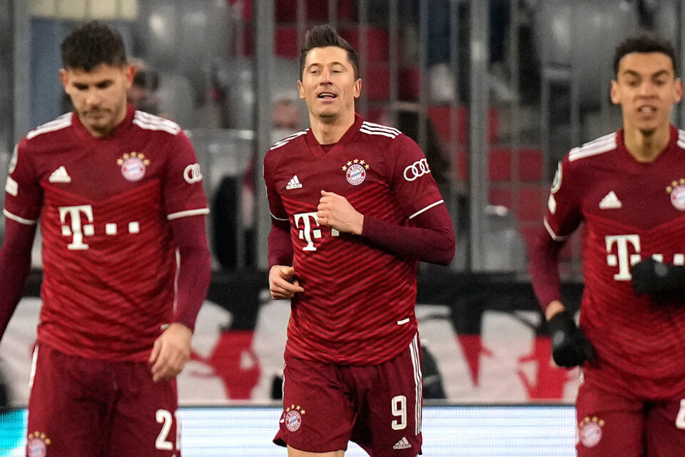 Robert Lewandowski, mitten, firar ett av sina tre mål i Bayern Münchens 7–1-kross av Salzburg.