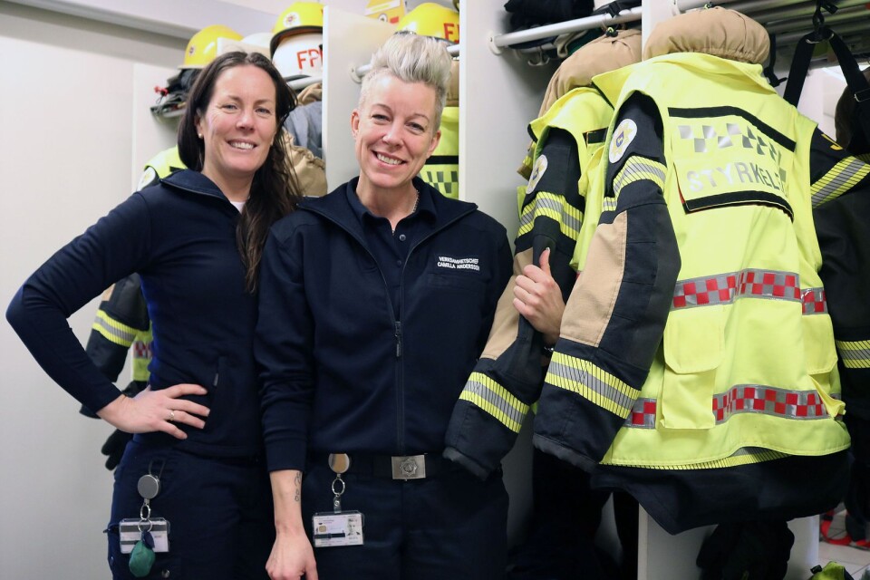 Carina (Cina) Nilsson och Camilla Andersson välkomnar besökare till brandstationen i Färjestaden.
