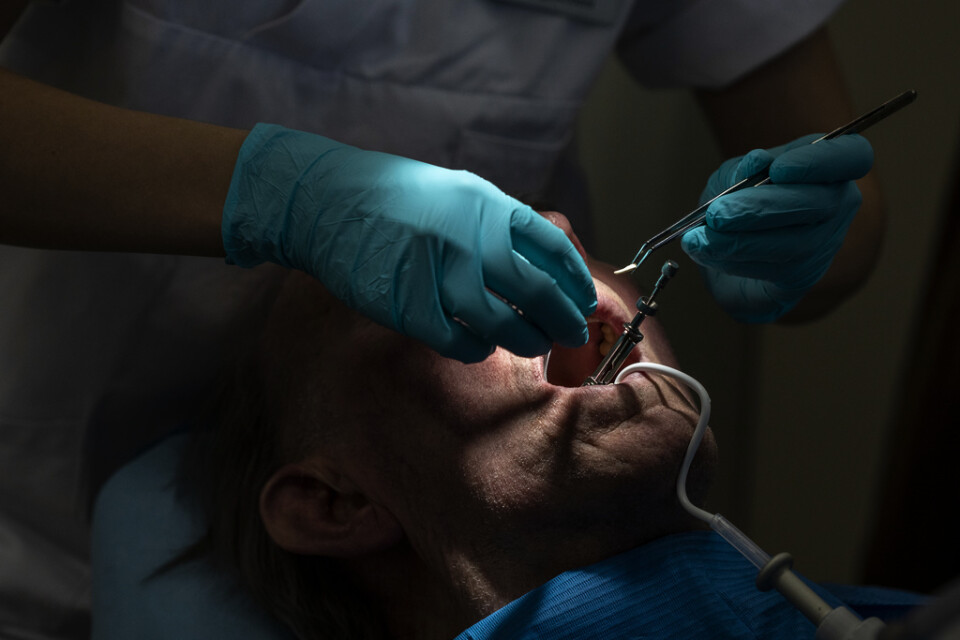 Tandläkarborren lossande under ett rutiningrepp och hamnade i patientens svalg. Arkivbild.