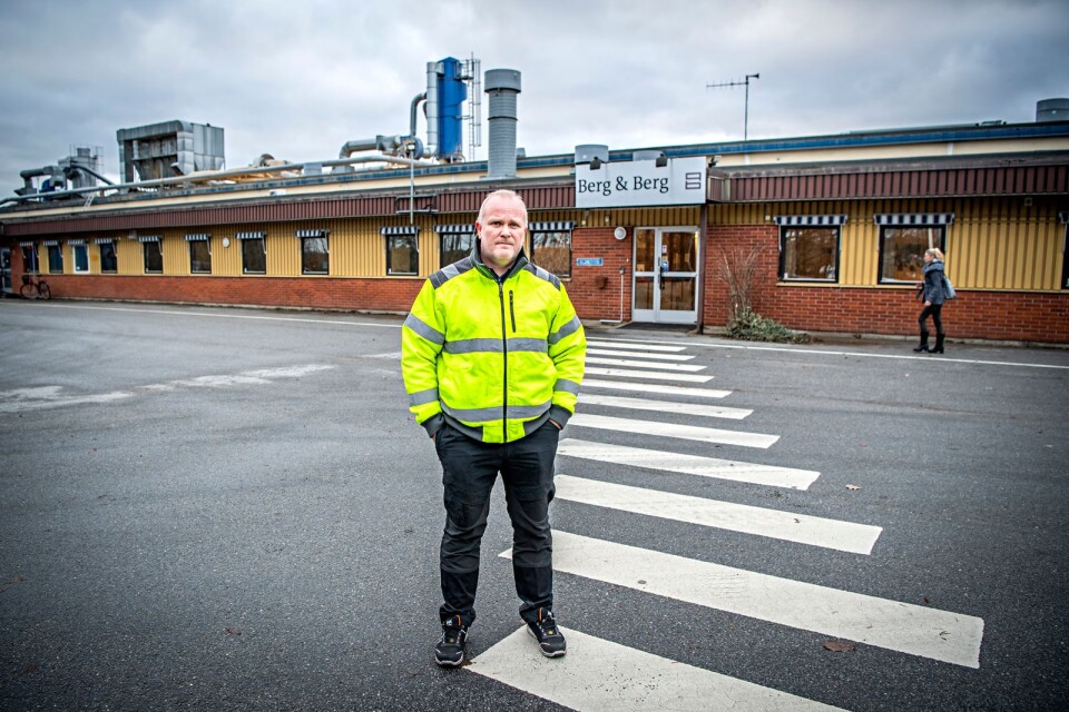 Huvudskyddsombudet Mattias Svensson har jobbat på Berg & Berg sedan 1996. Nedläggningsbeskedet kom helt överraskande för de anställda även om de vetat att Södra letat köpare till fabriken.
