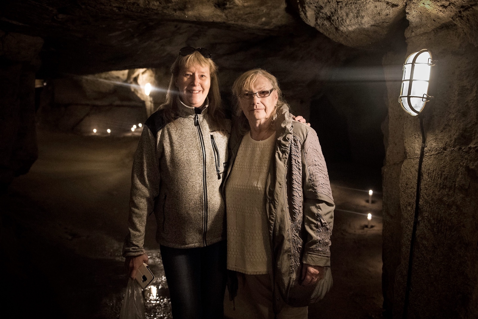 Marie Kajsson och Elisabet Stern överraskades positivt under sitt premiärbesök i grottan.