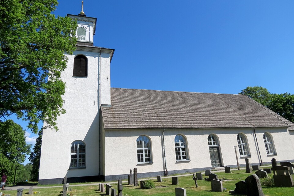 Långasjö kyrka. Landsbygdsförsamlingar kan bli förlorare på debatten om skogen i Svenska kyrkan.