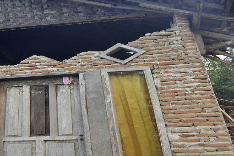 Boende i provinsen Banten ser över skadade och förstörda hus.