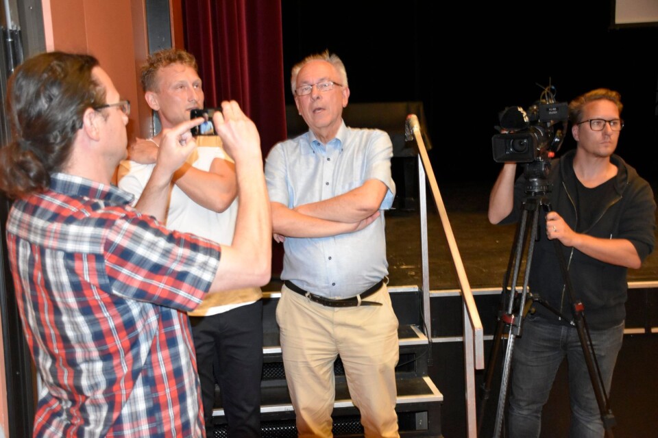 Intresset från media var stort inför medlemsmötet, och Jan Björkman får sin del av uppmärksamheten på bilden.