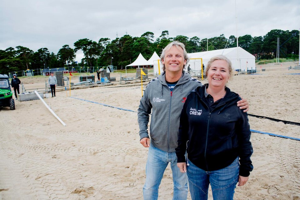 Mats G Jönsson, vd, samt Lotta Gall, platschef, är laddade inför starten av Åhus Beach Fotboll. Foto: Lisa Brunzell