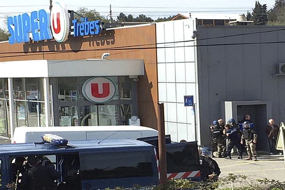 Gärningsmannen har skjutits till döds av polis efter gisslandramat på en stormarknad i Trèbes, i södra Frankrike. Foto: Newsflare/Tarbouriech Roseline via AP/TT