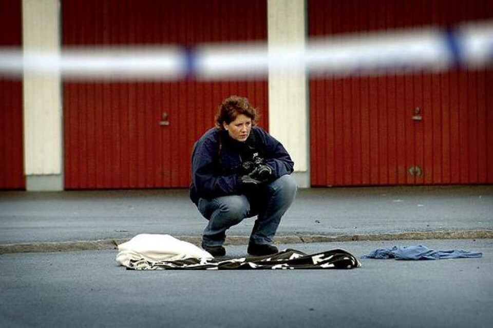 Kriminaltekniker Maria Kronkvist fotograferar brottsplatsen.