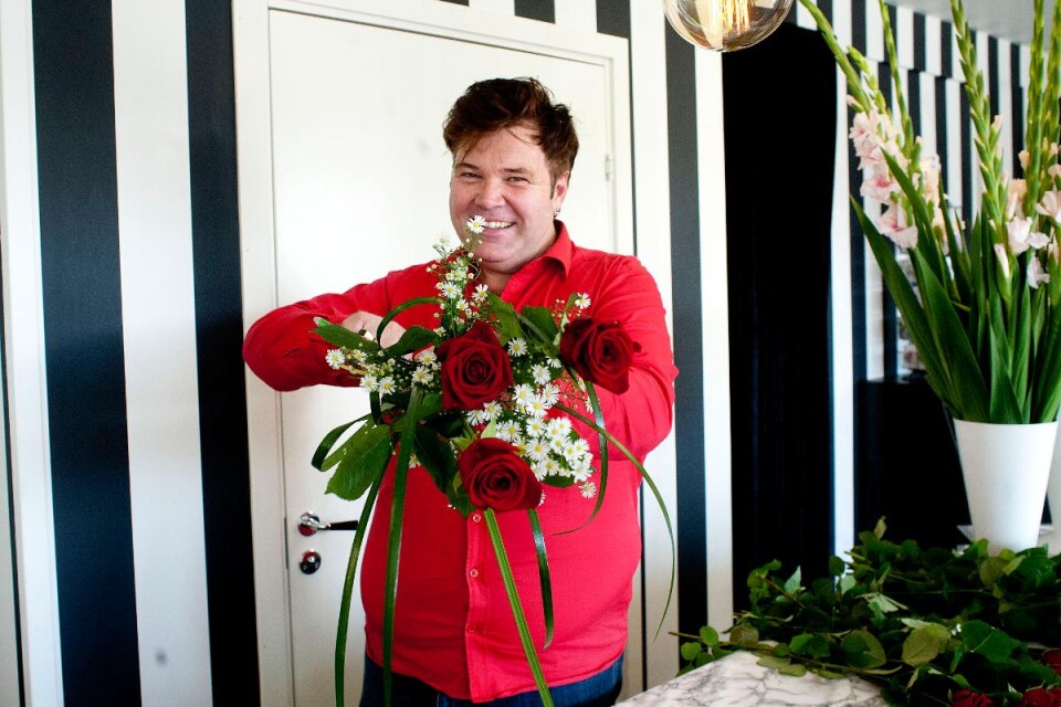 När Roland Johnsson var 18 år startade han upp Blåklintens Blomdesign i en blå byggnad som stod på parkeringen bakom Salong Jenny i Asarum. Sedan dess har han drivit butiken på totalt tre ställen, men alltid i samma område. Foto: Claes Jonasson