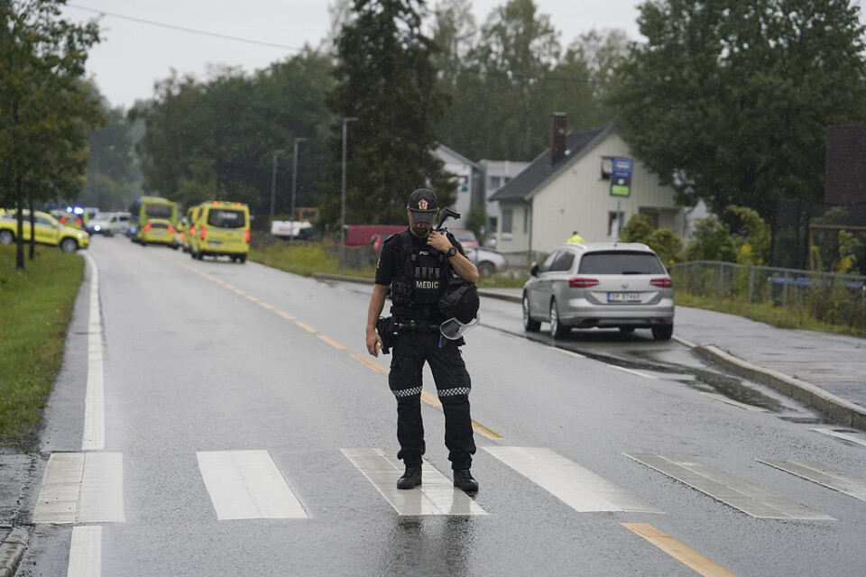 Norsk polis på plats utanför moskén al-Noor Islamic Centre i Bærum efter larmet om skottlossning.