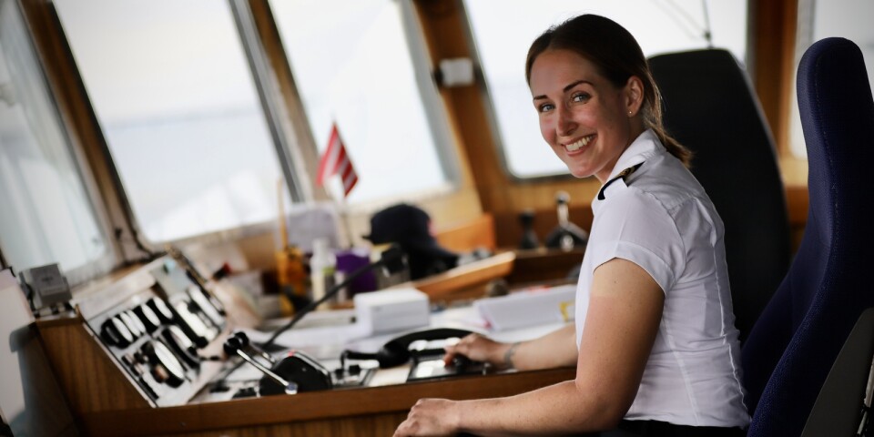 Amanda, 28, från Alvesta styr spakarna på Ölandsfärjan Dessi: ”Go stämning ombord”