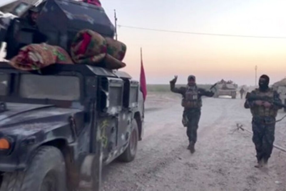 Irakiska styrkor på väg mot oljefältet i Kirkuk under måndagen.
