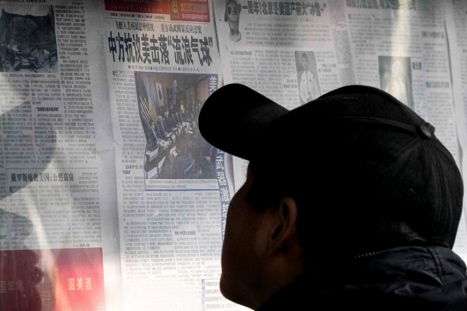 En man i Peking läser på måndagen rubriker där Kina protesterar mot att USA skjutit ned en kinesisk ballong över USA.