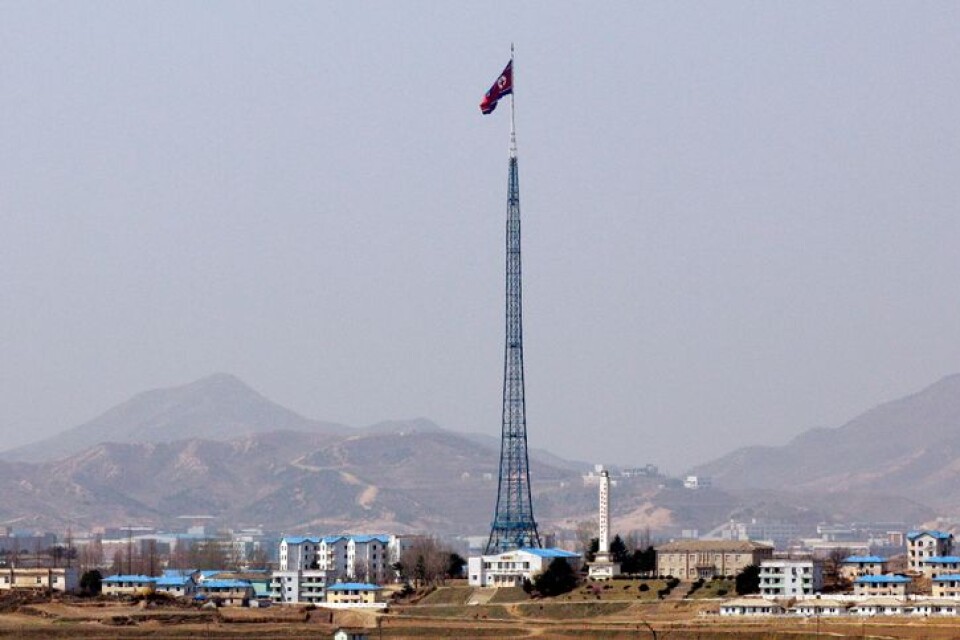 En nordkoreansk flagga vid den demilitariserade zonen mellan Nordkorea och Sydkorea. Arkivbild.