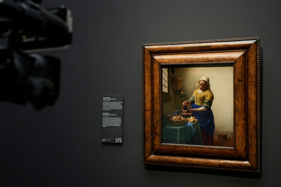 "Kökspiga som häller upp mjölk" av Vermeer. Två andra målningar som tillskrivits 1600-talskonstnären anses nu ha en annan upphovsperson. Arkivbild.