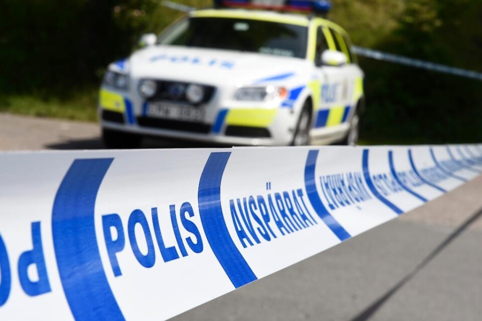 En man och en kvinna bands och rånades i sitt hem i Malmöförorten Oxie på onsdagskvällen. Mannen var i Oxie centrum när en rånare med pistol dök upp och tvingade honom att köra hem. Vid bostaden dök ytterligare två män upp. I hemmet blev mannen och kvin