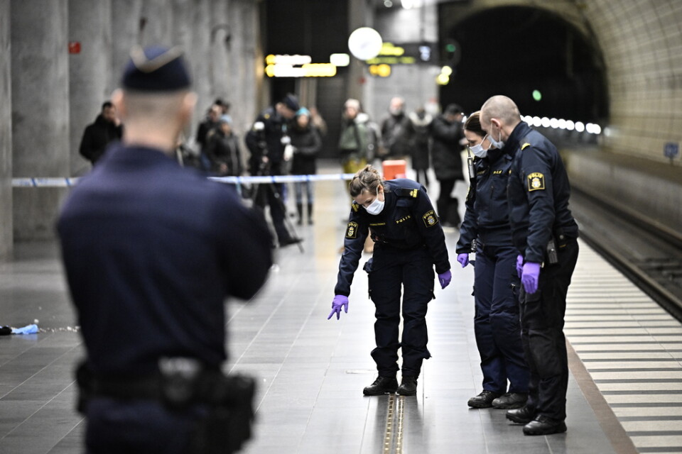 Polisens kriminaltekniker arbetar innanför avspärrningarna på perrongen på station Triangeln i Malmö på tisdagskvällen efter ett mordförsök.