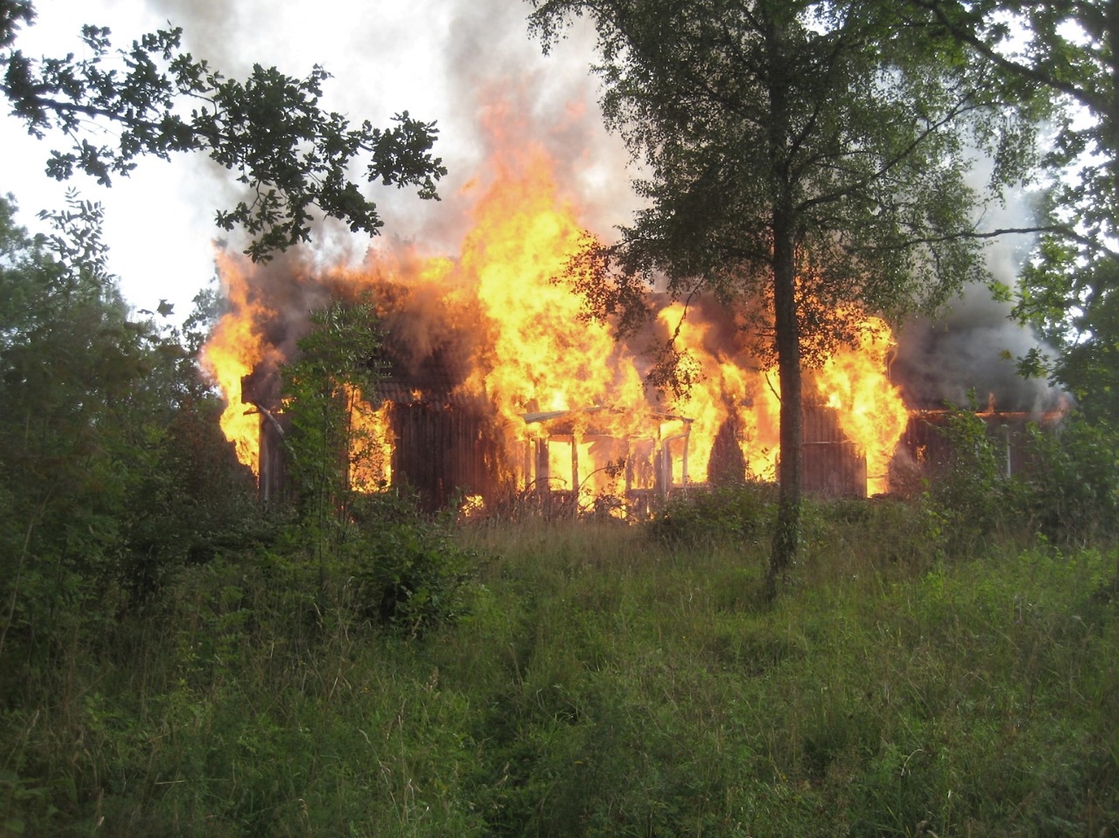 Brand i byggnad på ödegård i Röena. FOTO: RÄDDNINGSTJÄNSTEN
