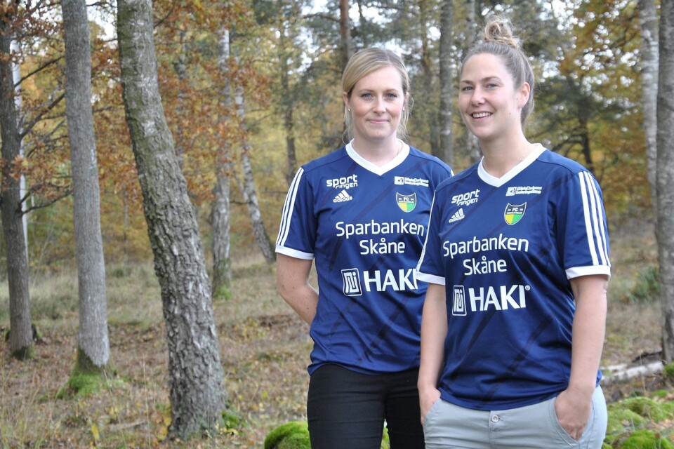 Charlotte Bergstrand och Sonja Fransson har kamperat ihop i många år i Vittsjö GIK och Glimåkra IF. Nu väntar en helt ny utmaning – som tränare för FC Hessleholm.      Foto: Marika Höghäll