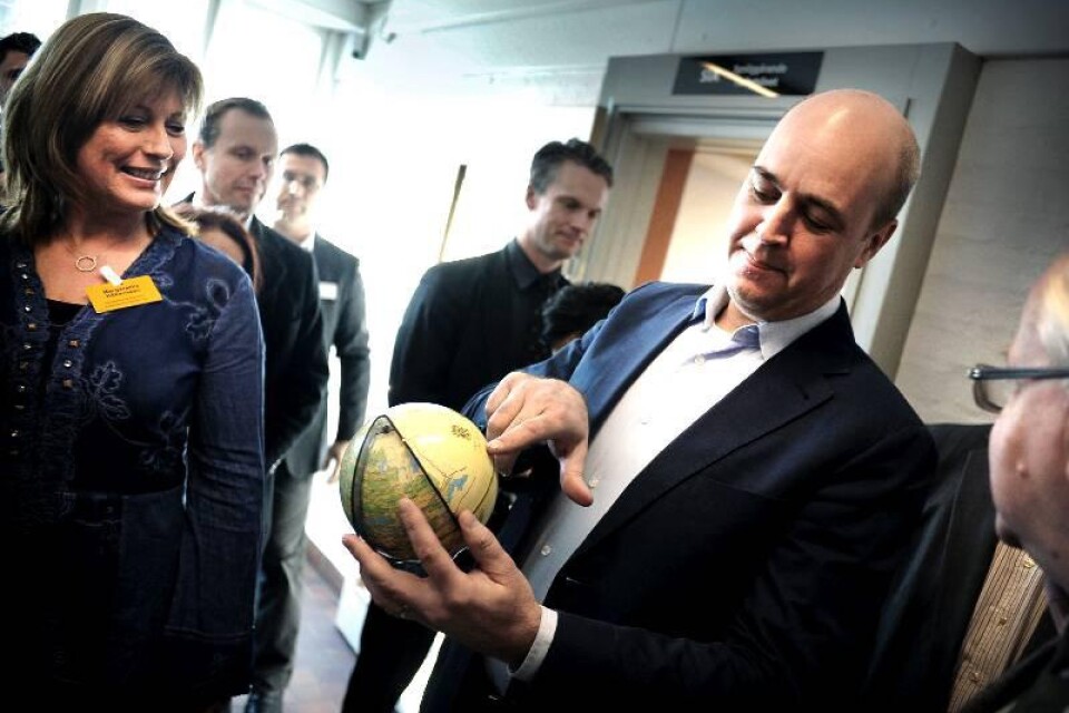 Gåva. Fredrik Reinfeldt fick en rundvandring i lokalerna. Och en gåva i form av en jordglob där Hässleholm placerats ut som mittpunkt i Europa. ”Det var ju ödmjukt – Europas centrum. Det står inte universums centrum”, skämtade han.