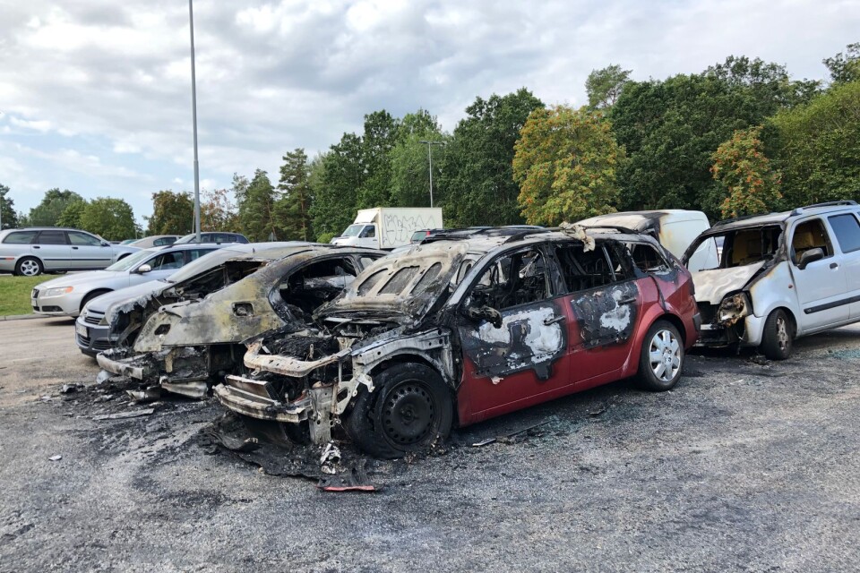 Flera bilar brann under natten på Lindblomsvägen i Ronneby.