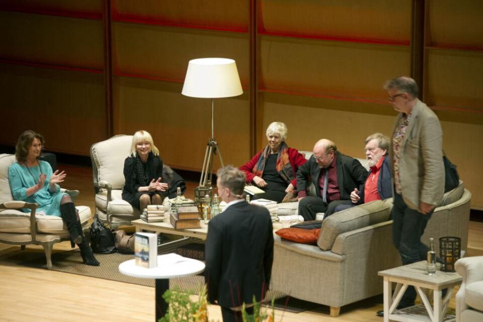 Författarna på Bokens dag sitter på scenen i väntan på sin tur att framträda. Foto: Lars-Göran Rydqvist