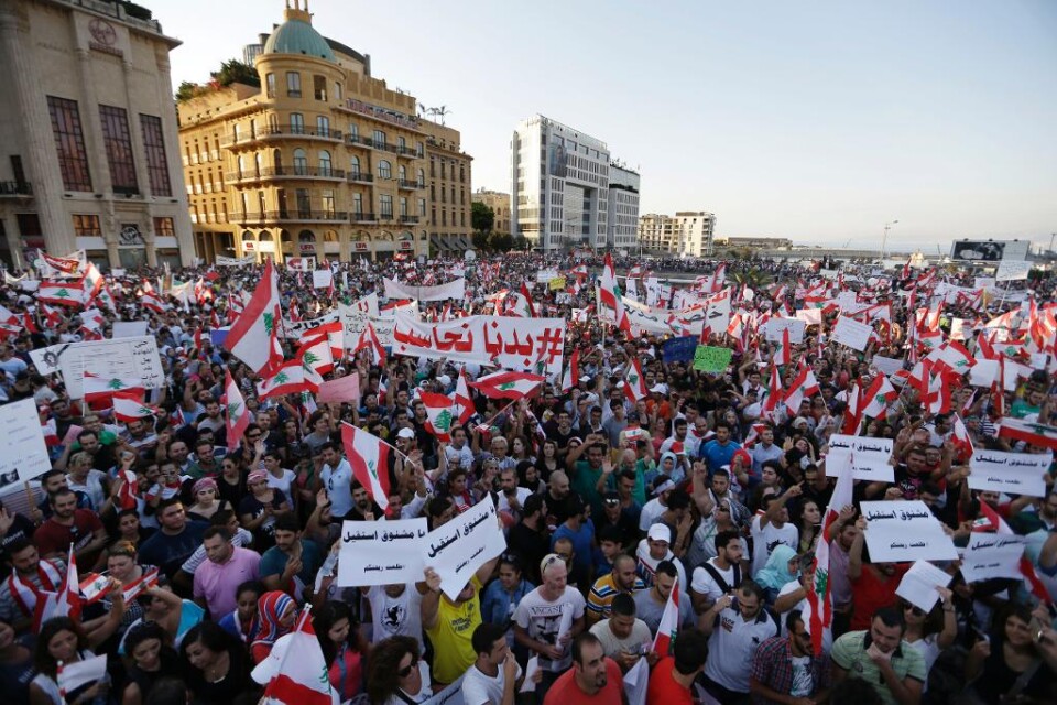Demonstranter ockuperar miljöministeriet i Libanons huvudstad Beirut, med krav på miljöministerns avgång. Landet har skakats av protester mot en pågående sopkris, som vuxit till en politisk proteströrelse. Den 17 juli stängdes landets största soptipp, s