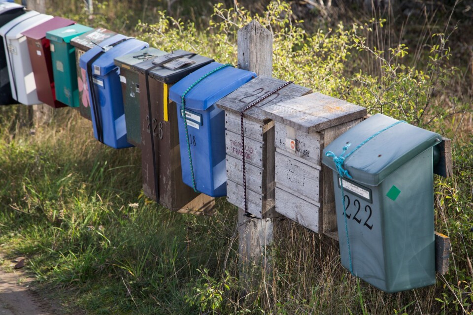 Postlådor i rad på landsbygden