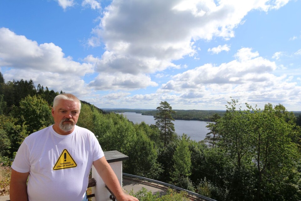 Hannu Sutinen (L) är fotograferad på terrassen vid Hultafors hälsocenter med utsikt över Viaredssjön. Hälsocentret är en plats som har stor betydelse för honom.