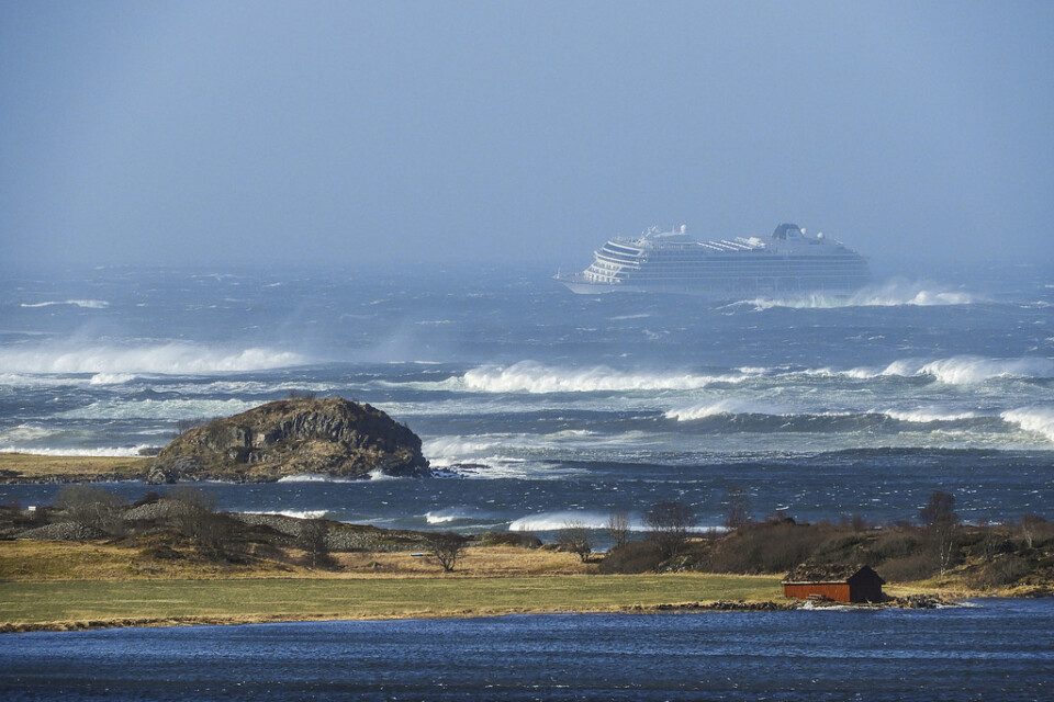 Ett norskt kryssningsfartyg med 1 300 personer ombord har fått motorproblem i hårt väder utanför Norges västkust. Evakueringen av passagerare pågår.