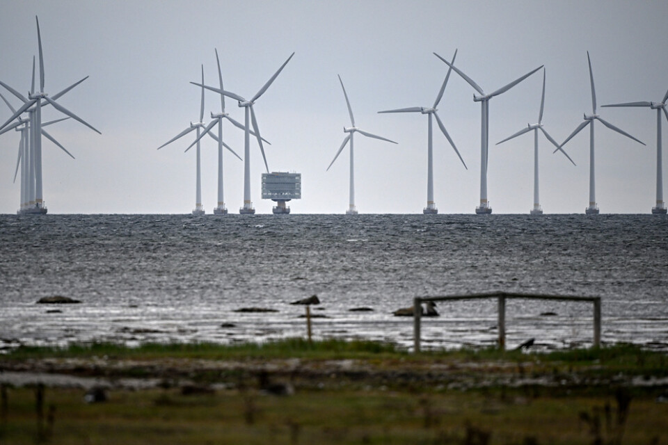 Havsbaserad vindkraftverk i Lillgrund vindkraftpark utanför Bunkeflostrand söder om Öresundsbron snurrar på i hård vind. Arkivbild.