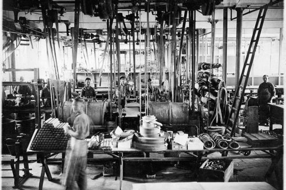 Interiör från tekniska avdelningen 1930, där man kan se beläggningar av tryckerivalsar, tillverkning av packningar och barnvagnshjul.