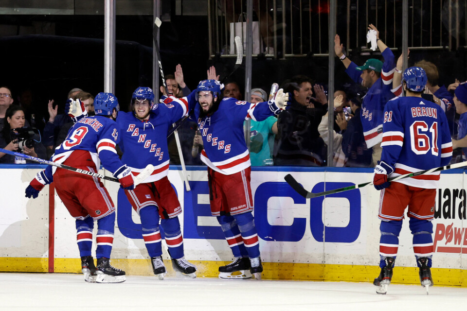 New York Rangers Mika Zibanejad (mitten) firar sitt kvitteringsmål med sina lagkamrater i Madison Square Garden.