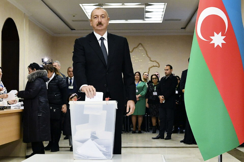 President Ilham Aliyev röstar i Baku den 9 februari. Bilden kommer från presidentkansliet i Azerbajdzjan.