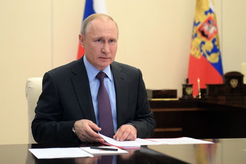 Rysslands president Vladimir Putin säger att landet kan tänka sig att minska oljeproduktionen med 10 miljoner fat per dag. Arkivbild.