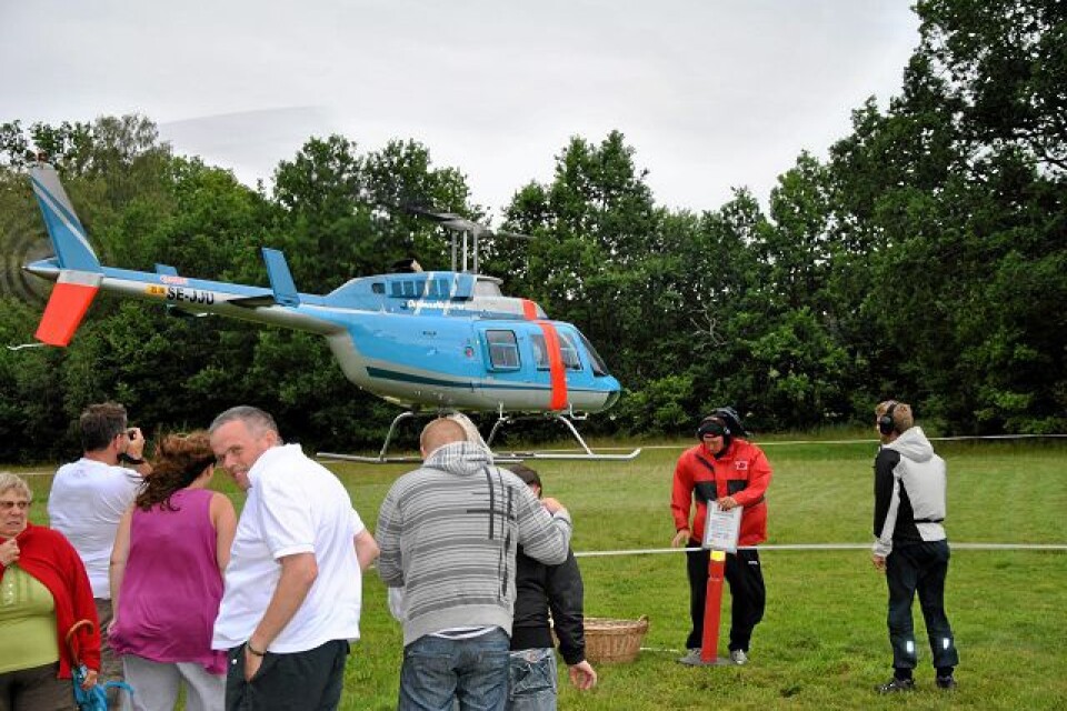 Helikoptern drog till sig många nyfikna blickar när den landade vid Tydingesjön. Foto: Markus Danielsson