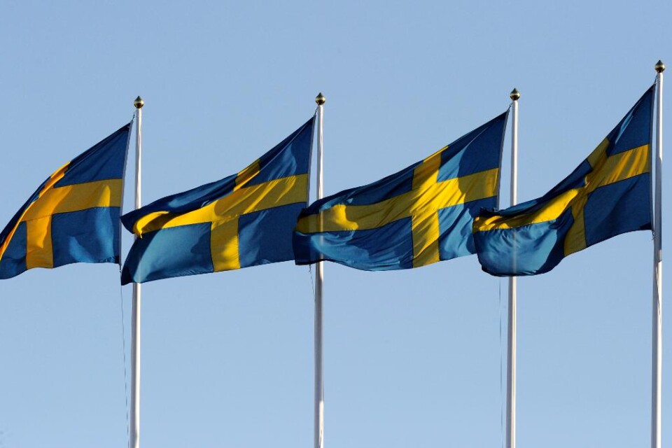 Sveriges bruttonationalprodukt (BNP) växte med 2,5 procent under första kvartalet jämfört med samma period året innan. Ekonomer hade i genomsnitt väntat sig en BNP-tillväxt på 2,7 procent, enligt Reuters enkät. Jämfört med fjärde kvartalet 2014 växte BN