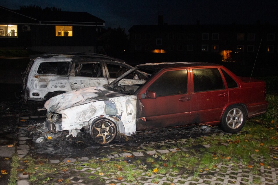 Bilarna stod parkerade i närheten av ett gym centralt i Knislinge. Bilar brann på tre platser.