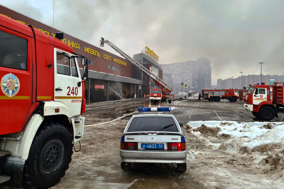 Bild från en annan rysk brand tidigare i veckan, i ett köpcentrum i Balasjicha utanför Moskva.