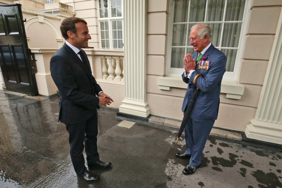 Ett tidigare möte mellan Charles, då kronprins, och Emmanuel Macron. Bild tagen då den franske presidenten hälsades välkommen till London i juni 2020.