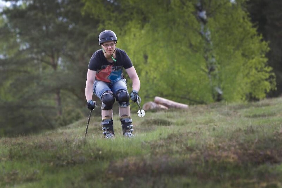 Oscar Blomqvist koncentrerar sig för att hålla balansen över kullarna.