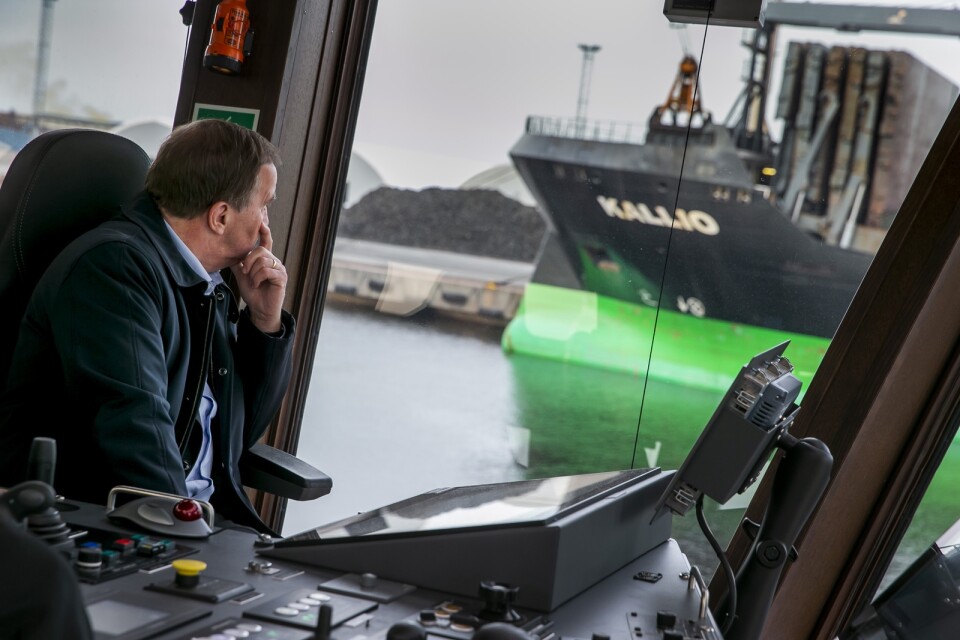 Statsminister Stefan Löfven (S) ombord på den hybriddrivna isbrytande bogserbåten Vilja i Luleå hamn den 19 oktober. Han ser framför sig en fördubbling av elproduktionen fram till år 2040 med hjälp av vindkraft.