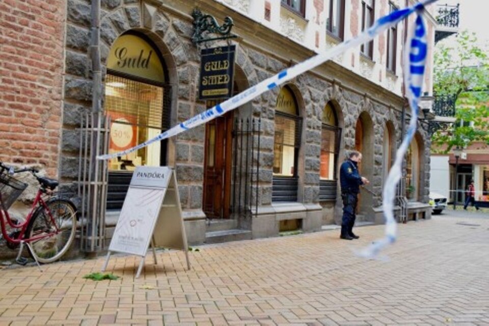 Fredagen den 15 november slog tre maskerade rånare till mot Guldsmed Sandgren. Rånarna flydde på cykel.