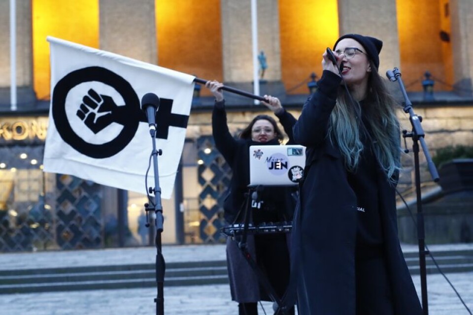 Stina Velocette uppträder under arrangemanget i Göteborg för alla som står bakom #metoo-uppropen och för att visa stöd för alla som fallit offer för sexualbrott. Under söndagen arrangeras det fackeltåg och manifestationer på många olika platser runt om i landet.