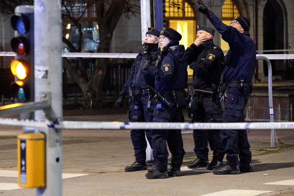 Polisen har spärrat av ett området i korsningen Smedjegatan/Bergsgatan vid Möllevångstorget i Malmö efter ett misstänkt mordförsök.