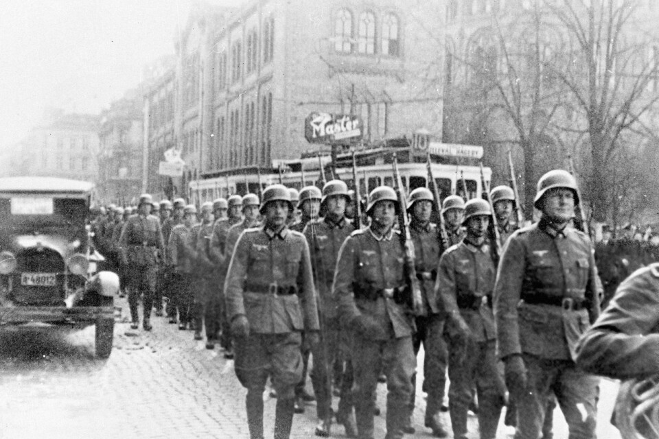 Tyska trupper på paradgatan Karl Johans gate i Oslo efter invasionen av Danmark ovh Tyskland som inleddes 9 april 1940.