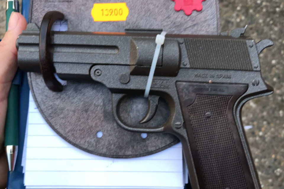 Ett flertal pistolattrapper från den aktuella leksaksbutiken misstänks ha blivit stulna. Här ett foto på en likadan pistol som tillgreps.